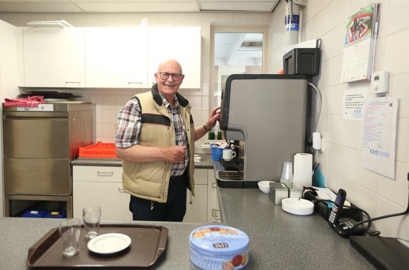 Herman bij het koffiezetapparaat